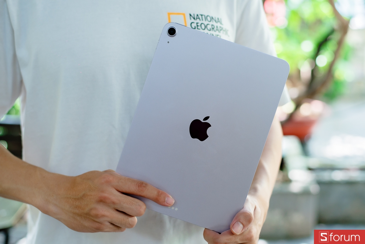 Đánh giá iPad Air M4 về thiết kế: Khi cầm thực tế, máy nhẹ hơn laptop rất nhiều