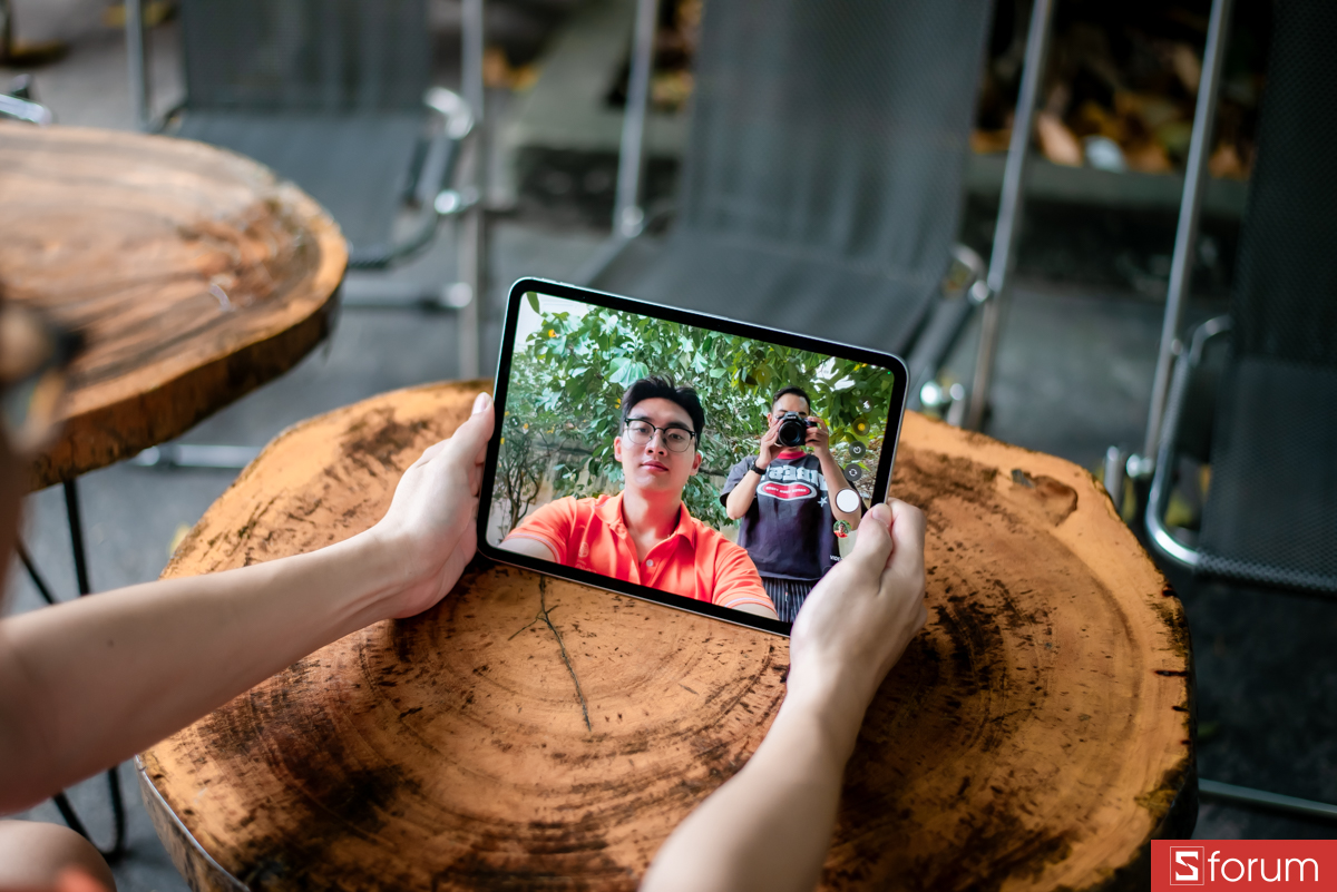 Camera sau là 12MP khẩu f/1.8, còn camera trước là 12MP Center Stage