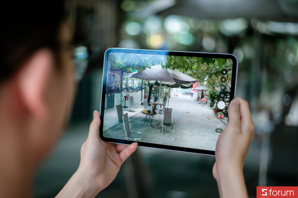 Camera sau là 12MP khẩu f/1.8, còn camera trước là 12MP Center Stage