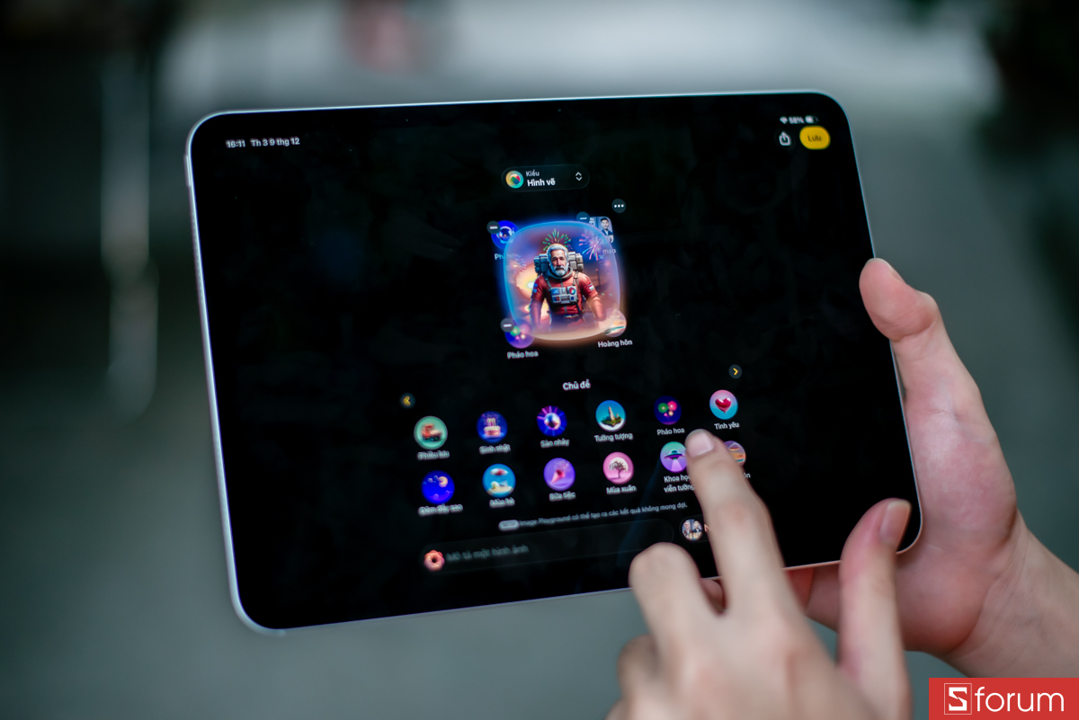 iPad quá mỏng, anh em sẽ có xu hướng cầm chặt hơn và cầm chặt lâu thì lại mỏi tay