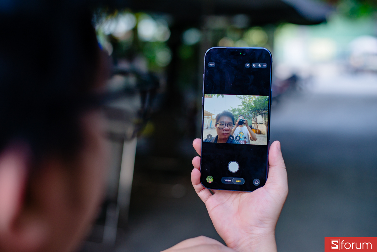 Camera selfie 18MP với tính năng Center Stage