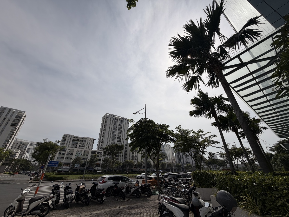 Camera góc siêu rộng có chất lượng giảm rõ rệt so với camera chính