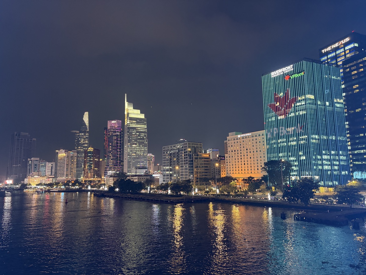 iPhone 17 cũng thể hiện tốt với khả năng lấy sáng ổn định, nhiễu ít