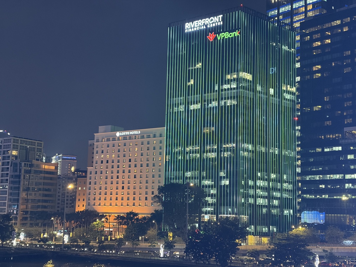 iPhone 17 cũng thể hiện tốt với khả năng lấy sáng ổn định, nhiễu ít