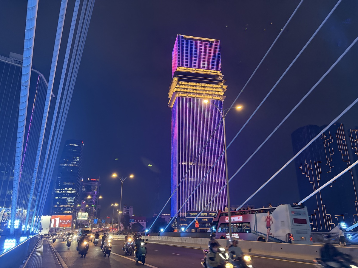 iPhone 17 cũng thể hiện tốt với khả năng lấy sáng ổn định, nhiễu ít