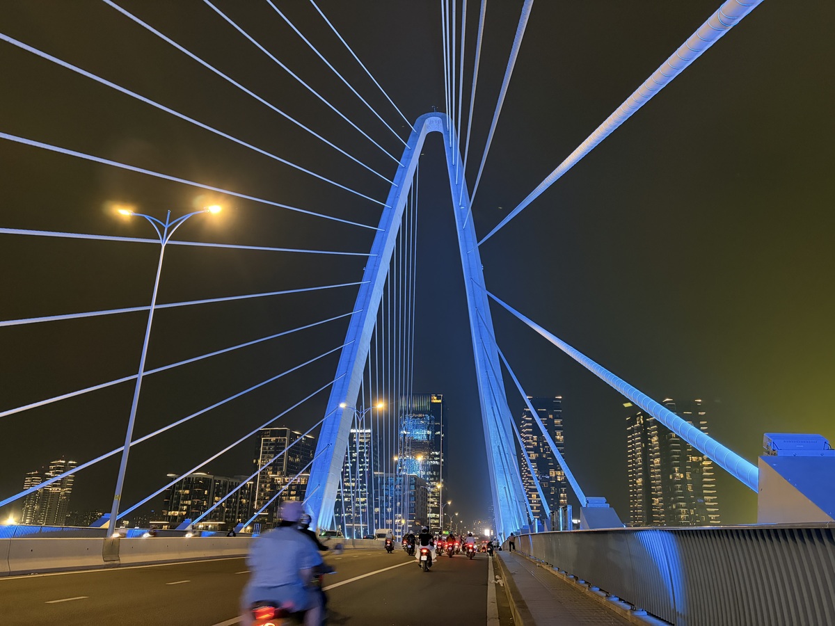 iPhone 17 cũng thể hiện tốt với khả năng lấy sáng ổn định, nhiễu ít