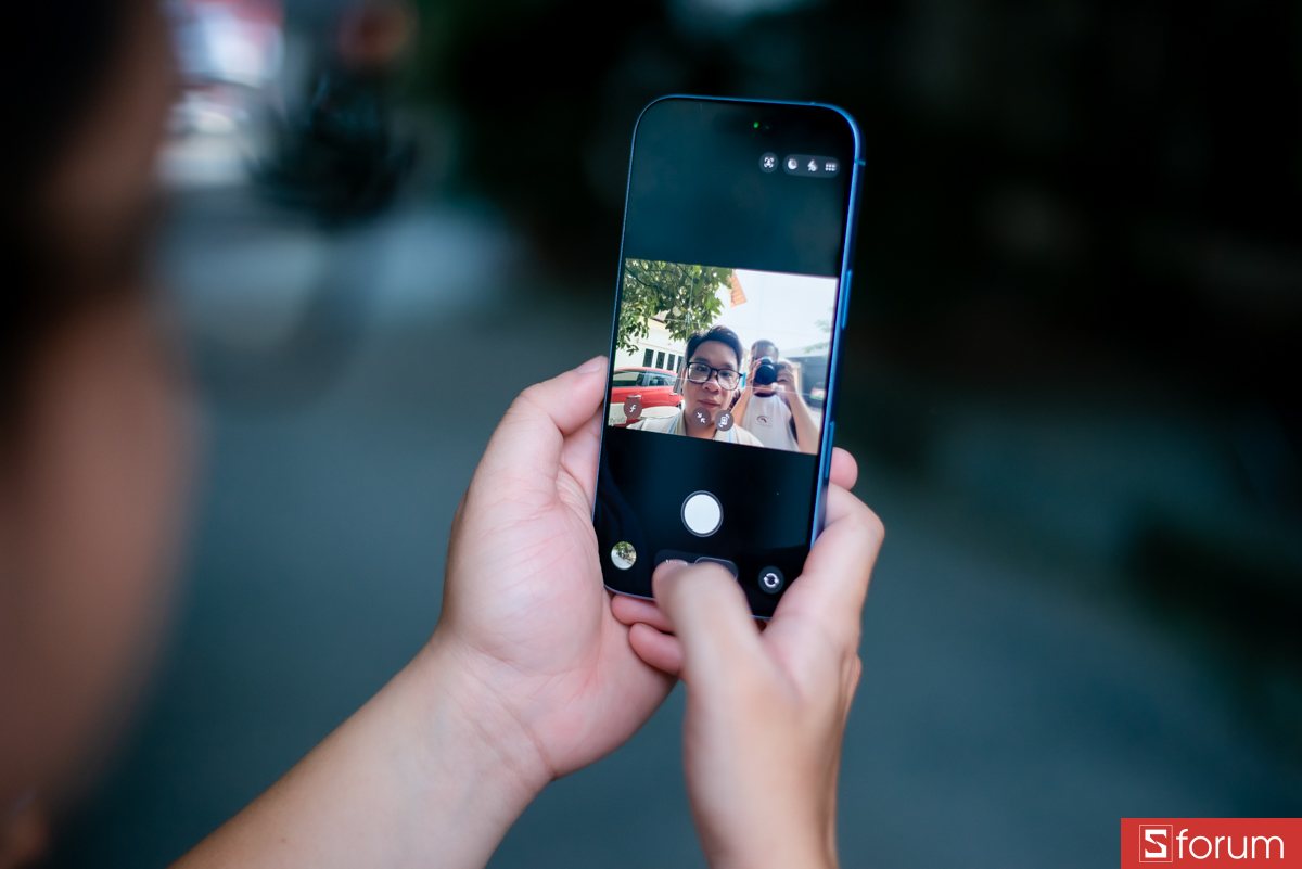Camera trước 18MP với OIS và Center Stage là một nâng cấp đáng giá