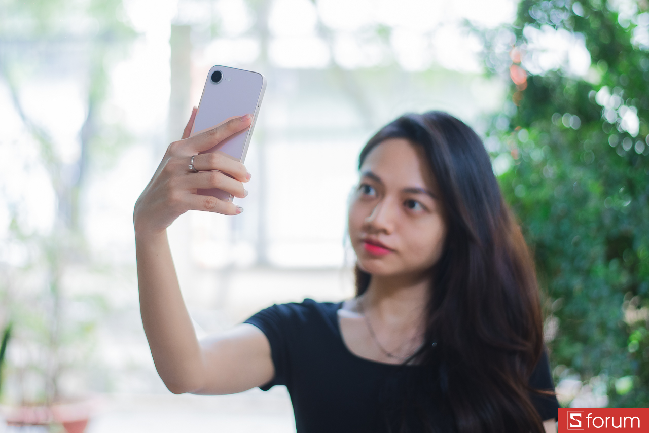 Đánh giá iPhone 17e: Thiết kế nhỏ gọn nên cầm nắm cực kỳ thoải mái