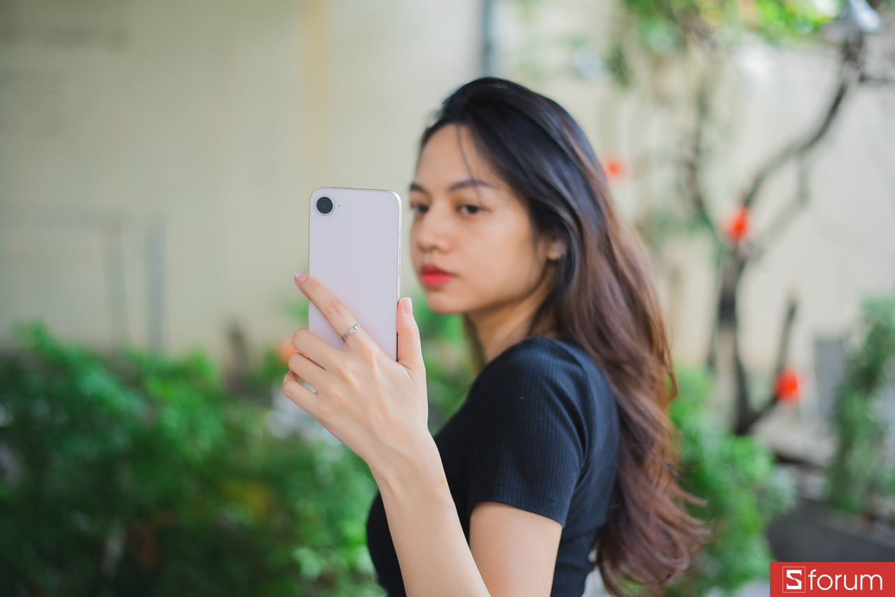 Đánh giá iPhone 17e: Thiết kế nhỏ gọn nên cầm nắm cực kỳ thoải mái