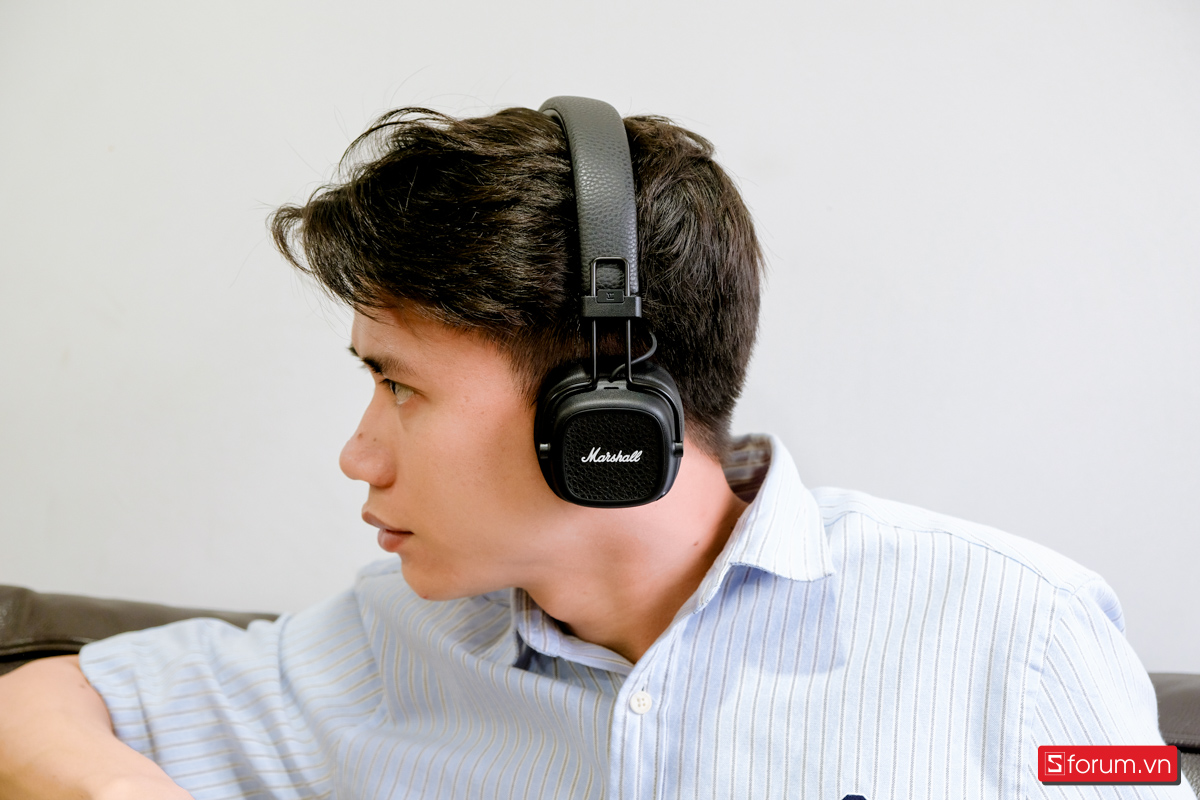 Phần headband được bọc một lớp da mềm mịn và êm ái, giúp việc đeo tai nghe không gây ra cảm giác đau 