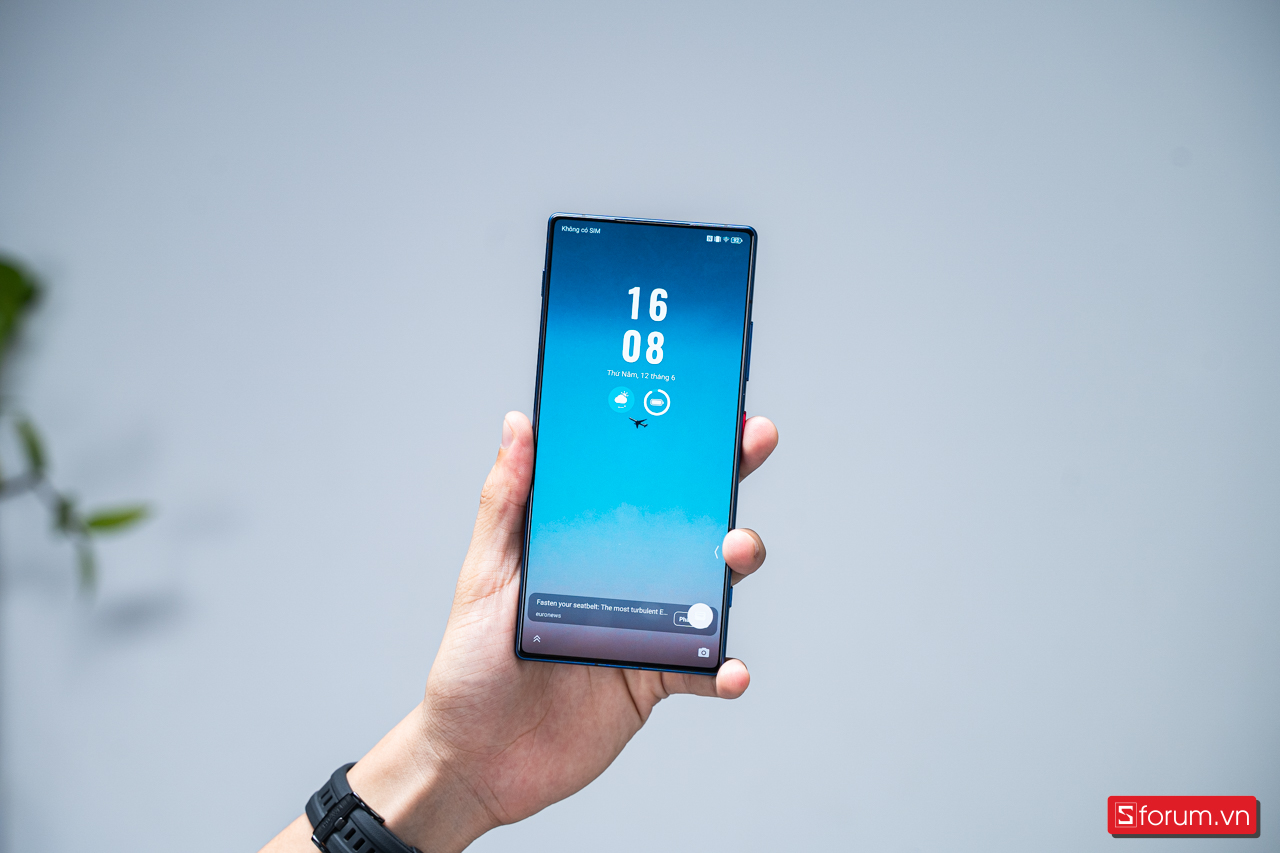 Mặt trước của Nubia Z70 Ultra Starry Night là điểm mà mình thích nhất với màn hình vô khuyết 6.85 inch