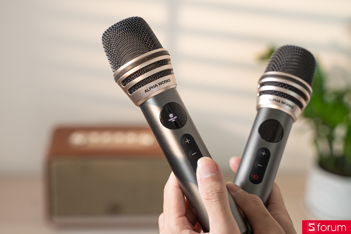 Điểm làm AW-W99 khác biệt so với loa Bluetooth nghe nhạc thông thường là hai micro không dây được trang bị sẵn