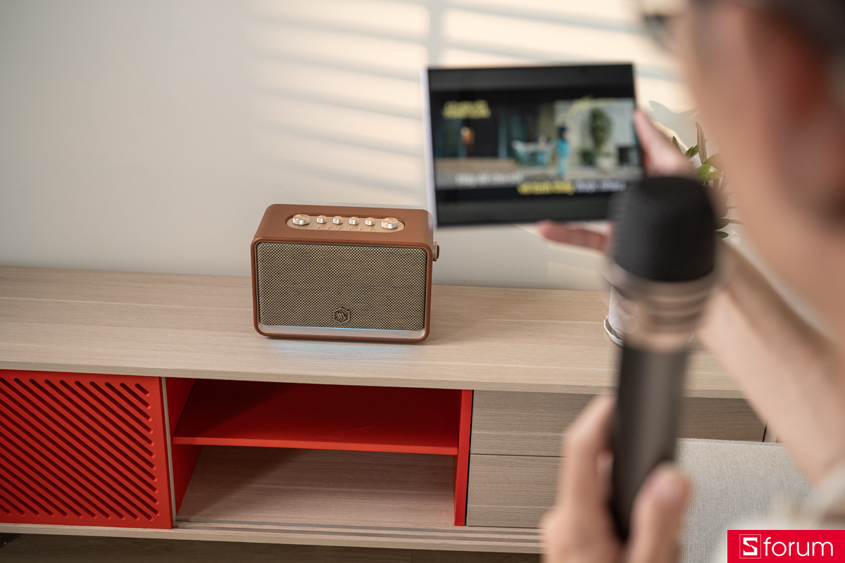 Điểm làm AW-W99 khác biệt so với loa Bluetooth nghe nhạc thông thường là hai micro không dây được trang bị sẵn