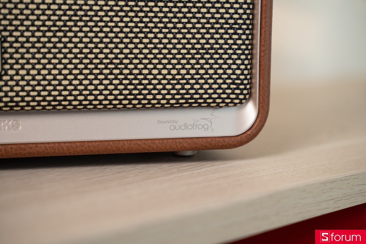 Trên tay Alpha Works AW-W99: góc trái có in dòng chữ Sound by audiofrog