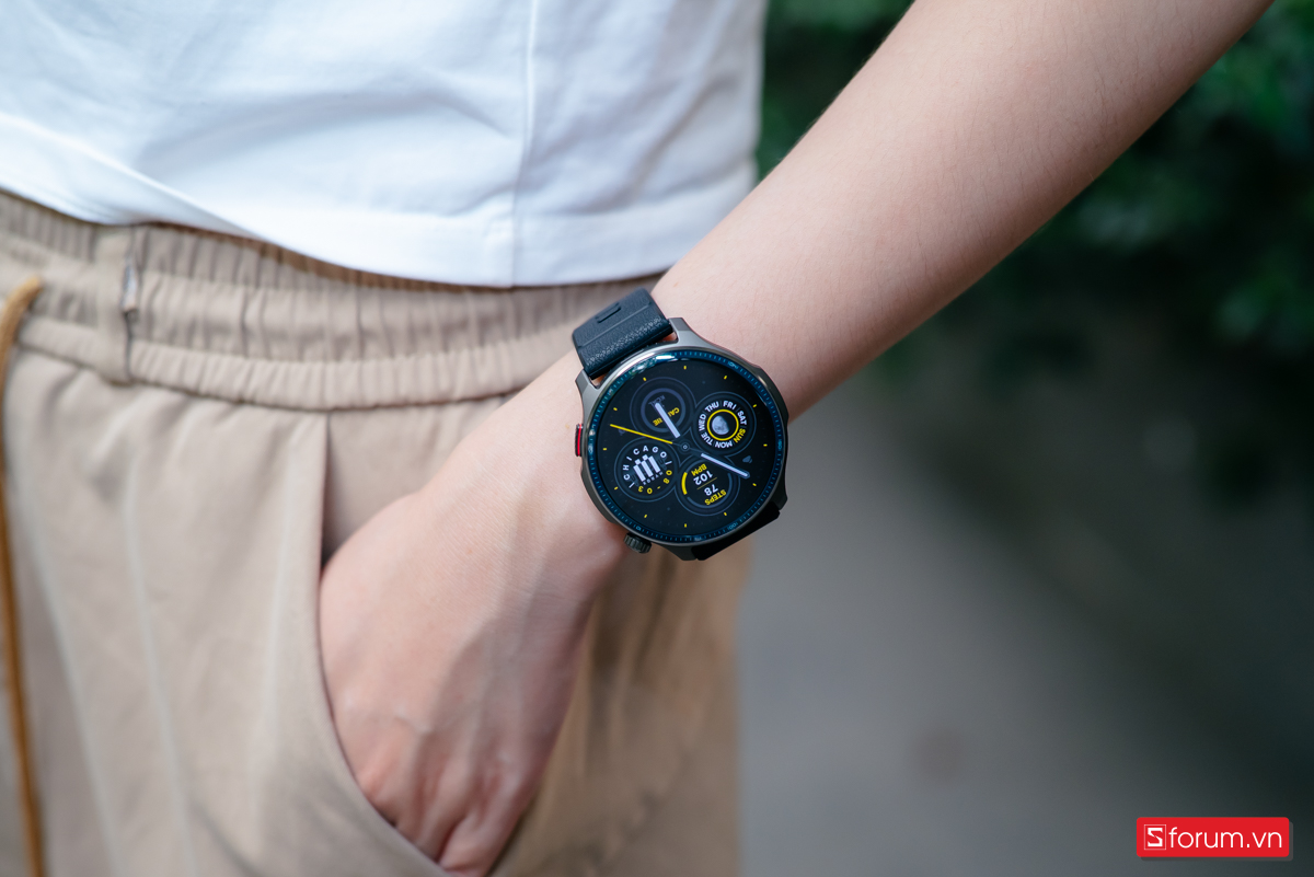 Cảm giác đeo Amazfit Balance 2 rất dễ chịu nhờ trọng lượng nhẹ và thiết kế cân đối