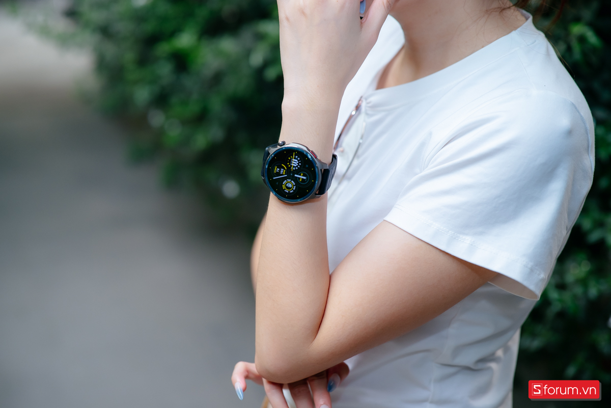 Khi trên tay Amazfit Balance 2, đồng hồ được trang bị mặt kính cao cấp