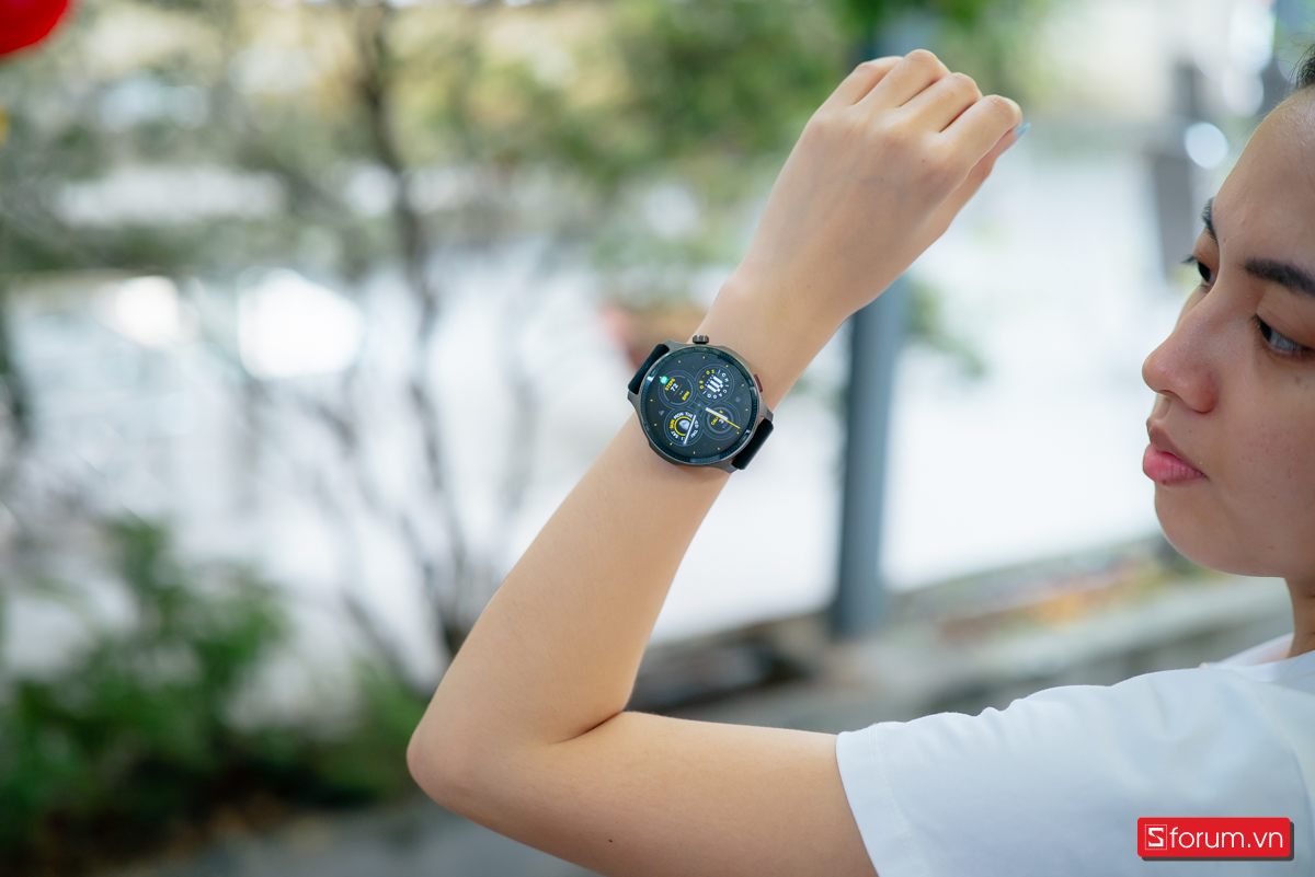 Khi trên tay Amazfit Balance 2, đồng hồ được trang bị mặt kính cao cấp