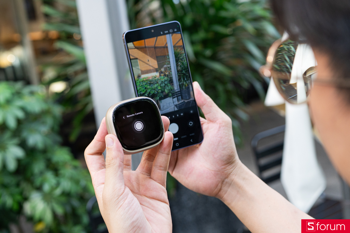 Ngoài ra, case còn có Remote Camera, biến màn hình case thành nút chụp từ xa cho điện thoại.