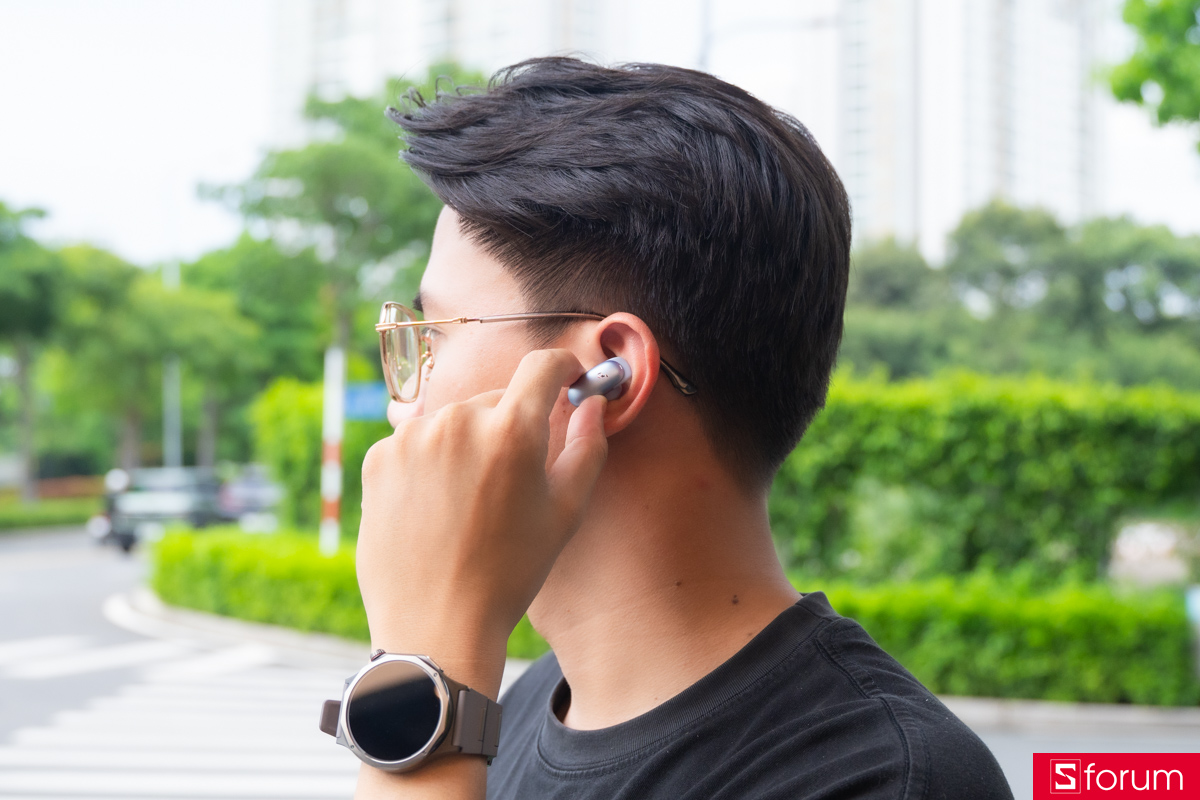 Trên tay Anker Soundcore Liberty 5 Pro: Khi đeo lên tai, tai nghe cho cảm giác khá gọn