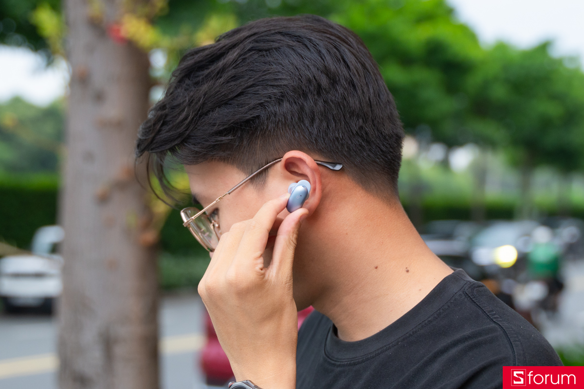 Trên tay Anker Soundcore Liberty 5 Pro: Anker Soundcore Liberty 5 Pro dùng kiểu dáng in-ear có thân ngắn