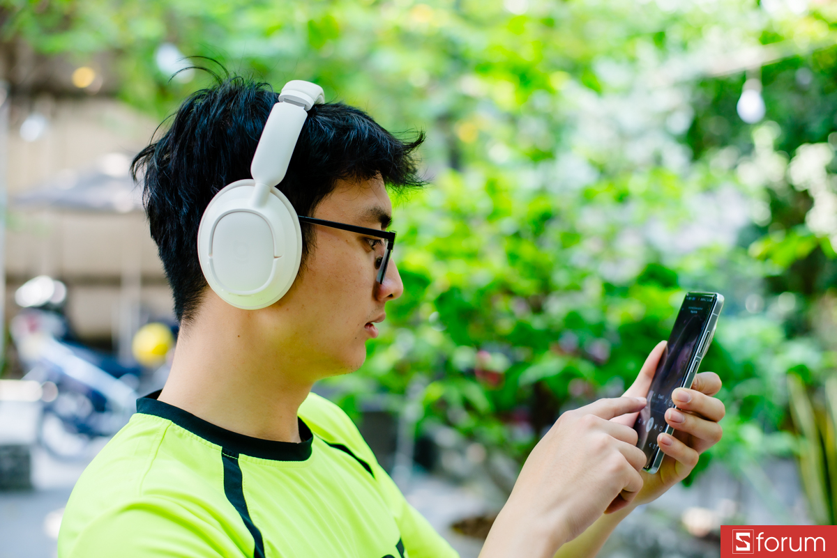 Phần đệm tai được làm từ da PU protein cao cấp kết hợp với lớp đệm memory foam dày dặn