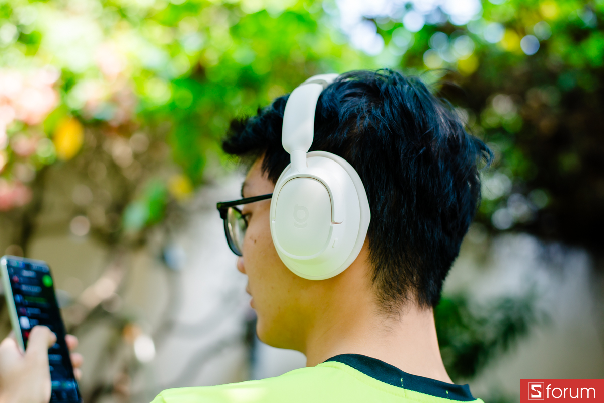 Trên tay Baseus BH1 NC, toàn bộ khung tai nghe được gia công từ hợp kim nhôm cao cấp kết hợp với nhựa ABS và PC chắc chắn