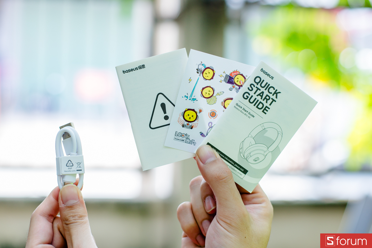 Bên trong hộp, phụ kiện đi kèm khá cơ bản nhưng đủ dùng