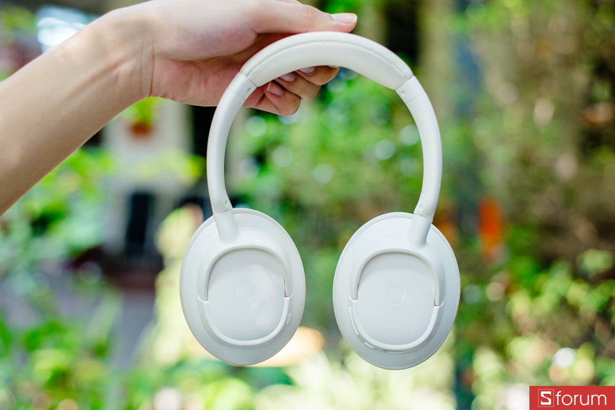 Trên tay Baseus BH1 NC, tai nghe nổi bật với thiết kế over-ear với tone màu trắng cá tính và hiện đại