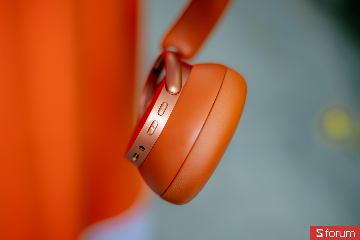 Ở cạnh bên phải của tai nghe là vị trí chứa các nút bấm vật lý