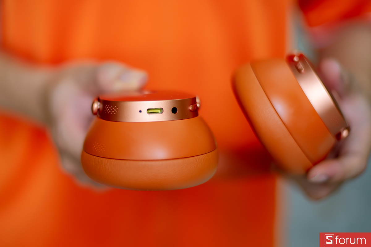 Phía dưới cạnh tai nghe có cổng sạc USB Type C cùng với jack cắm AUX 3.5mm