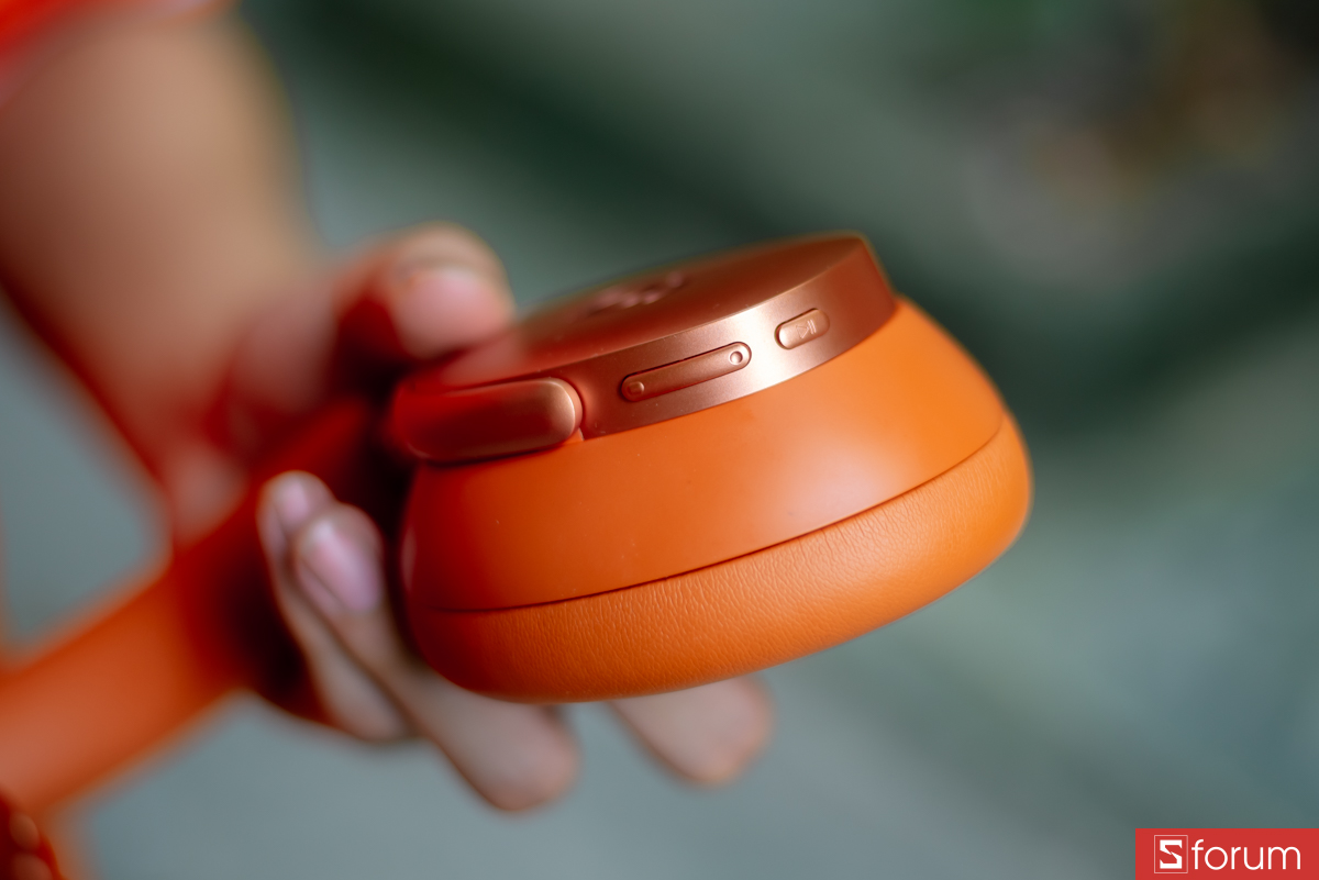 Ở cạnh bên phải của tai nghe là vị trí chứa các nút bấm vật lý