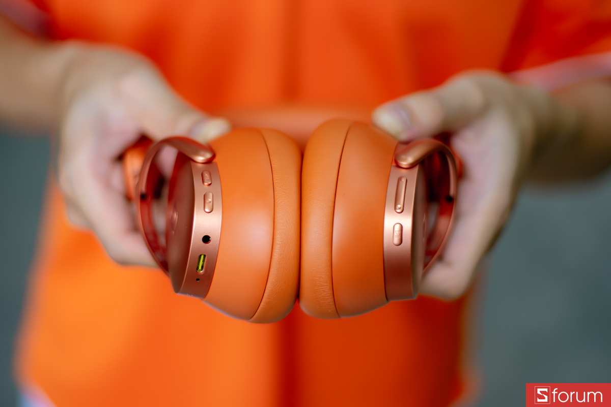 Phần đệm tai được làm từ da protein cao cấp kết hợp với lớp đệm memory foam mềm mại