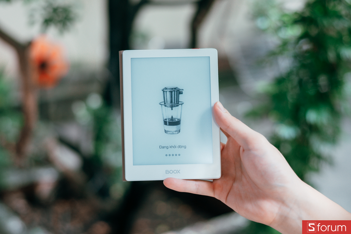Trên tay Boox Savi 6, điều khiến mình ấn tượng nhất chính là thiết kế siêu mỏng nhẹ