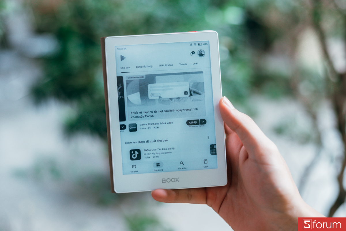 Máy chạy trên hệ điều hành Android 11 và có quyền truy cập đầy đủ vào Google Play Store