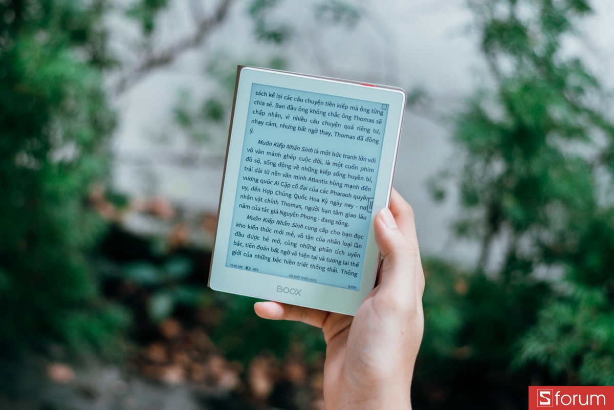 Đèn ấm trên Boox Savi 6 giúp giảm ánh sáng xanh, bảo vệ mắt khi đọc trong điều kiện ánh sáng yếu.