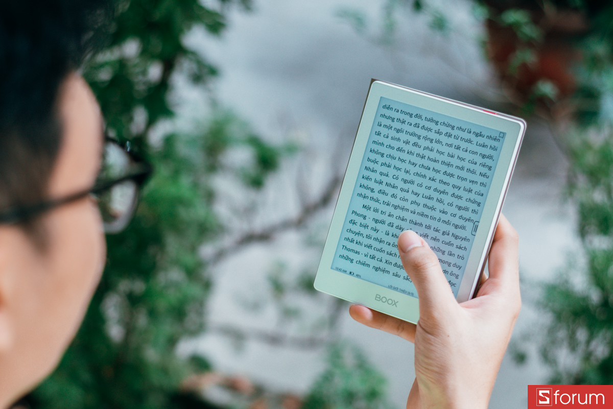 Đèn ấm trên Boox Savi 6 giúp giảm ánh sáng xanh, bảo vệ mắt khi đọc trong điều kiện ánh sáng yếu.