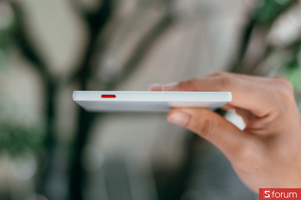 Trên tay Savi 6, cạnh trên của sản phẩm có nút nguồn nổi bật