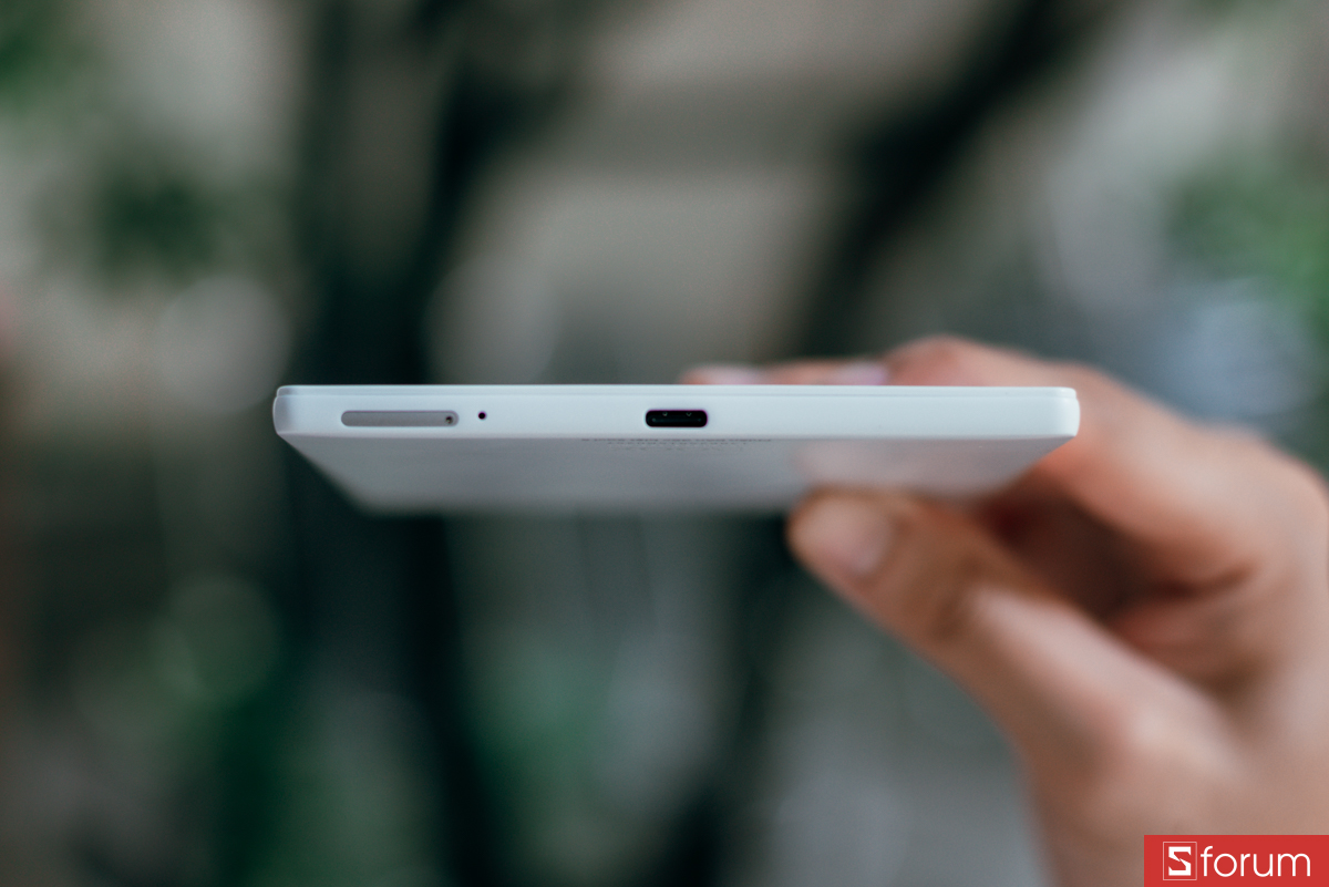 Ở cạnh dưới của máy, bạn sẽ thấy cổng USB Type-C để sạc và truyền dữ liệu