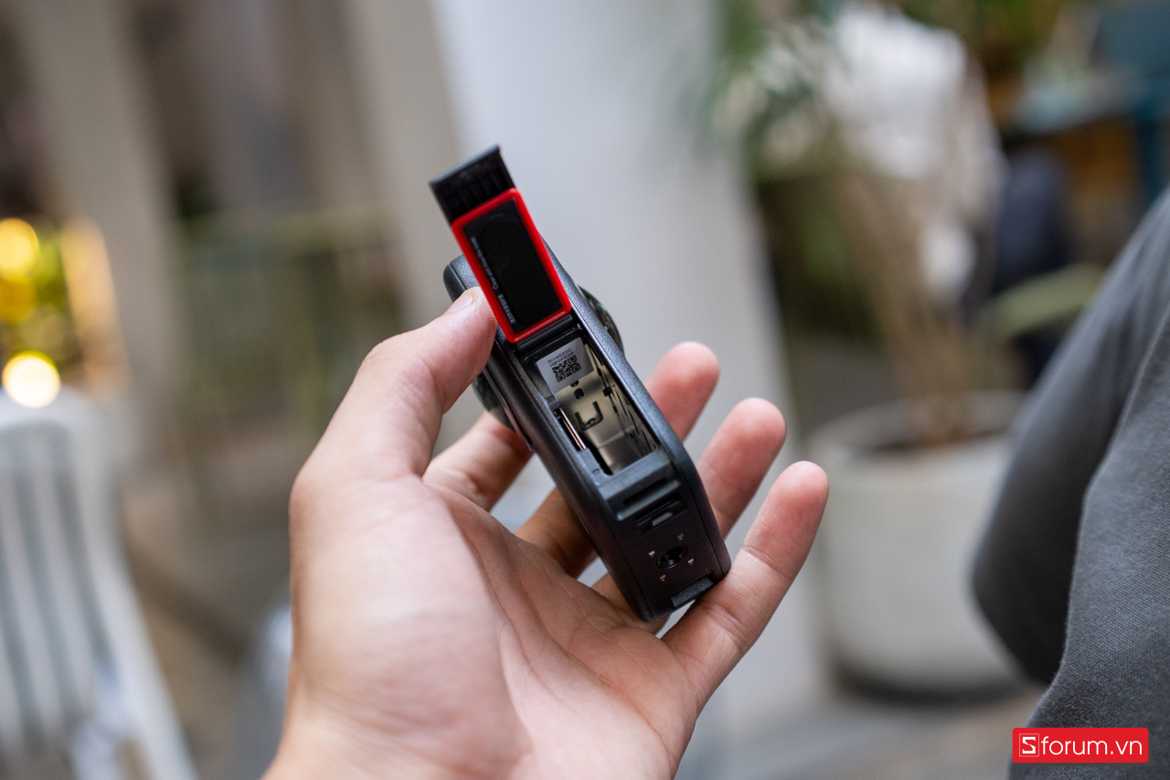 Cạnh trái là nơi chứa pin và thẻ nhớ Micro SD