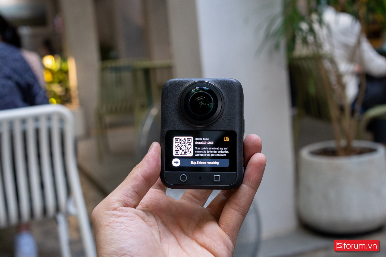 Ở mặt trước của DJI Osmo 360 là nơi đặt camera với cảm biến CMOS 1/1.1 inch