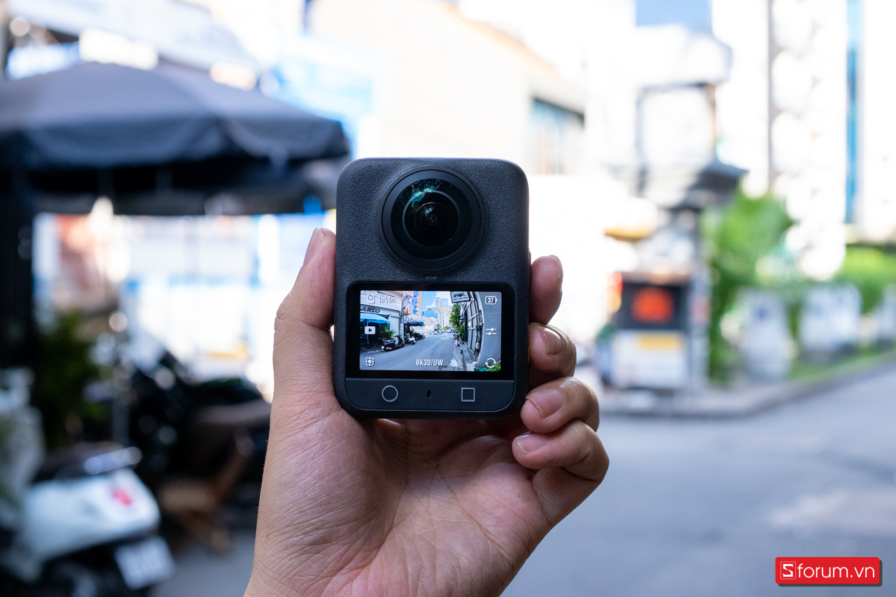 Cảm biến vuông kết hợp khẩu độ lớn f/1.9 cho phép ghi hình thiếu sáng cực tốt