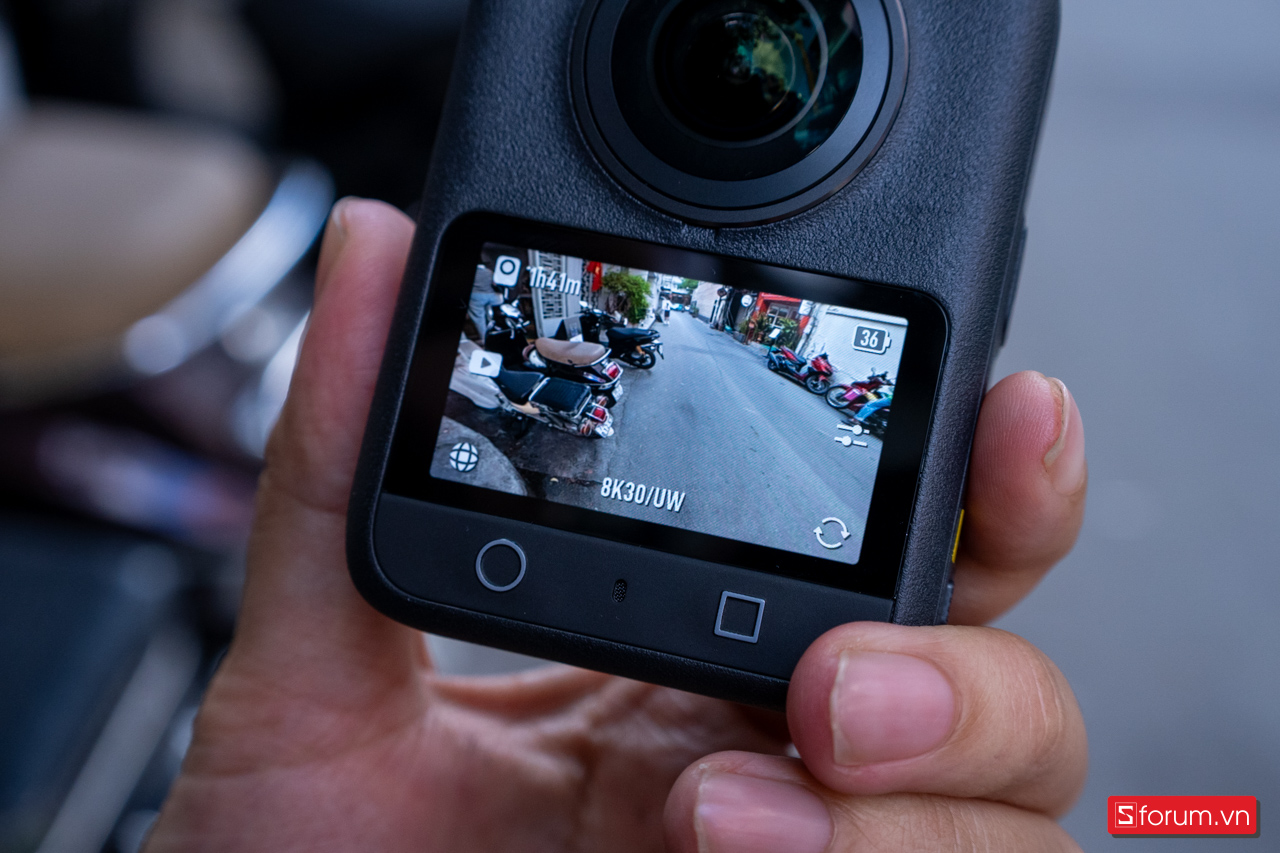 Màn hình cảm ứng 2.5 inch, cho người dùng có thể theo dõi được video đang quay