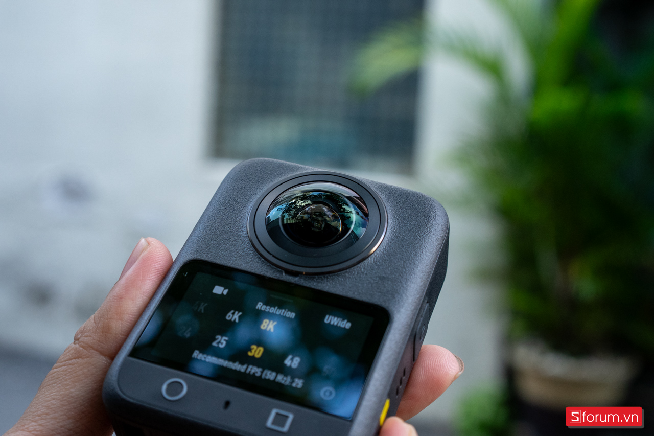 Ở mặt trước của DJI Osmo 360 là nơi đặt camera với cảm biến CMOS 1/1.1 inch