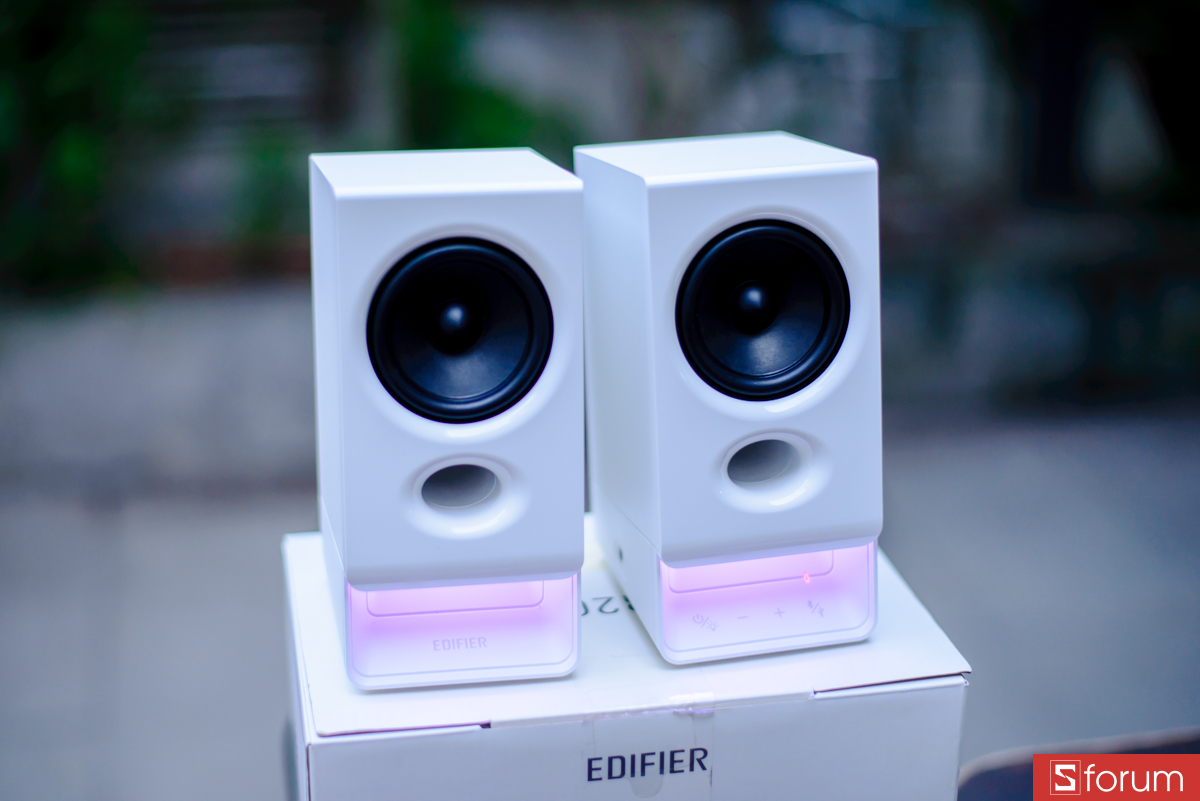 Mặt trước của loa có thiết kế khá đơn giản với driver loa chính có đường kính khoảng 3 inch