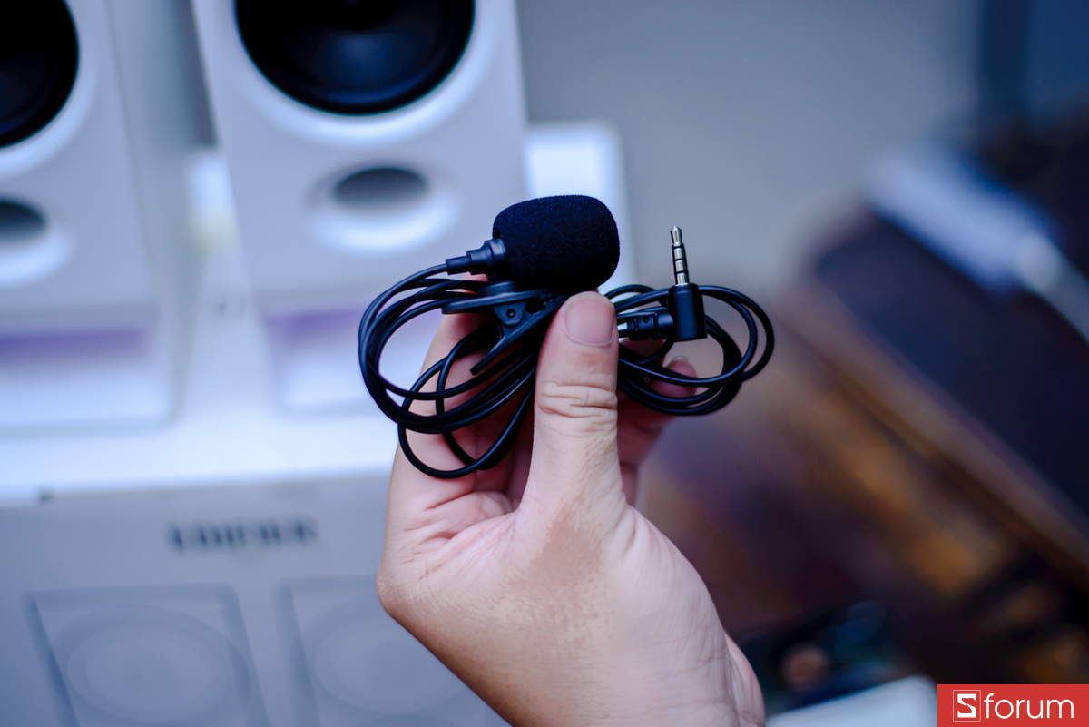 Bên trong hộp có một micro cài áo với đầu cắm 3.5mm và sách hướng dẫn sử dụng