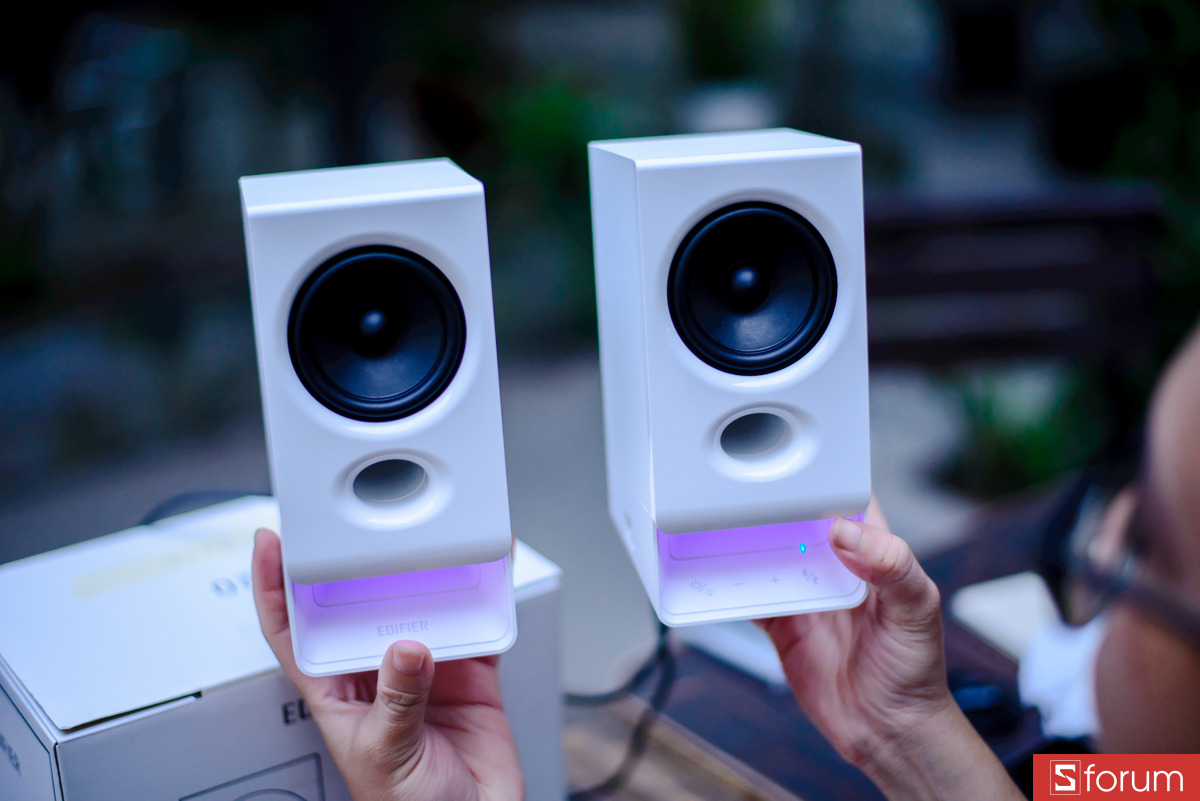 Điều đầu tiên mình nhận thấy khi cầm trên tay R20 chính là kích thước siêu nhỏ gọn của em nó