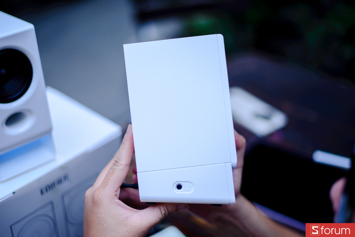 Mặt sau của loa có thiết kế khá gọn gàng