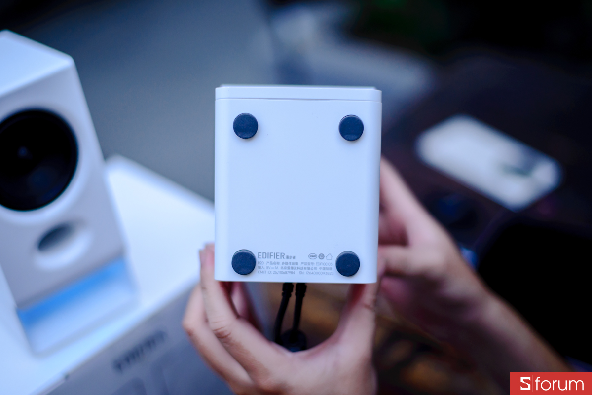 Cạnh dưới của Edifier R20 được trang bị các nút silicon để cố định loa trên bàn