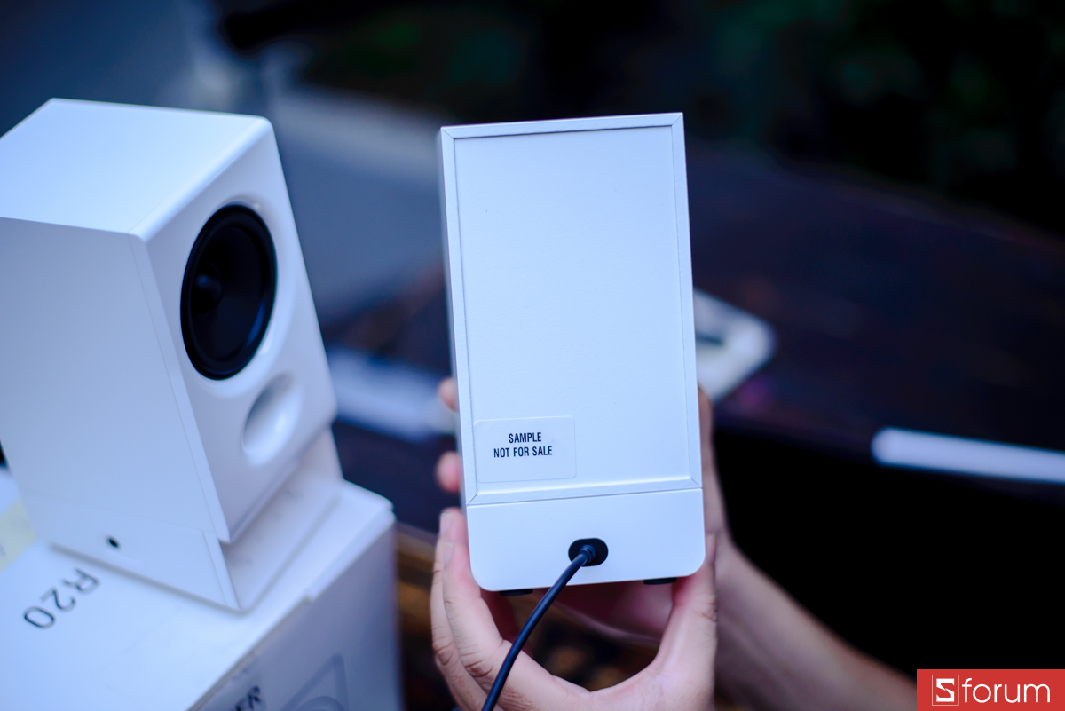 Mặt sau của loa có thiết kế khá gọn gàng