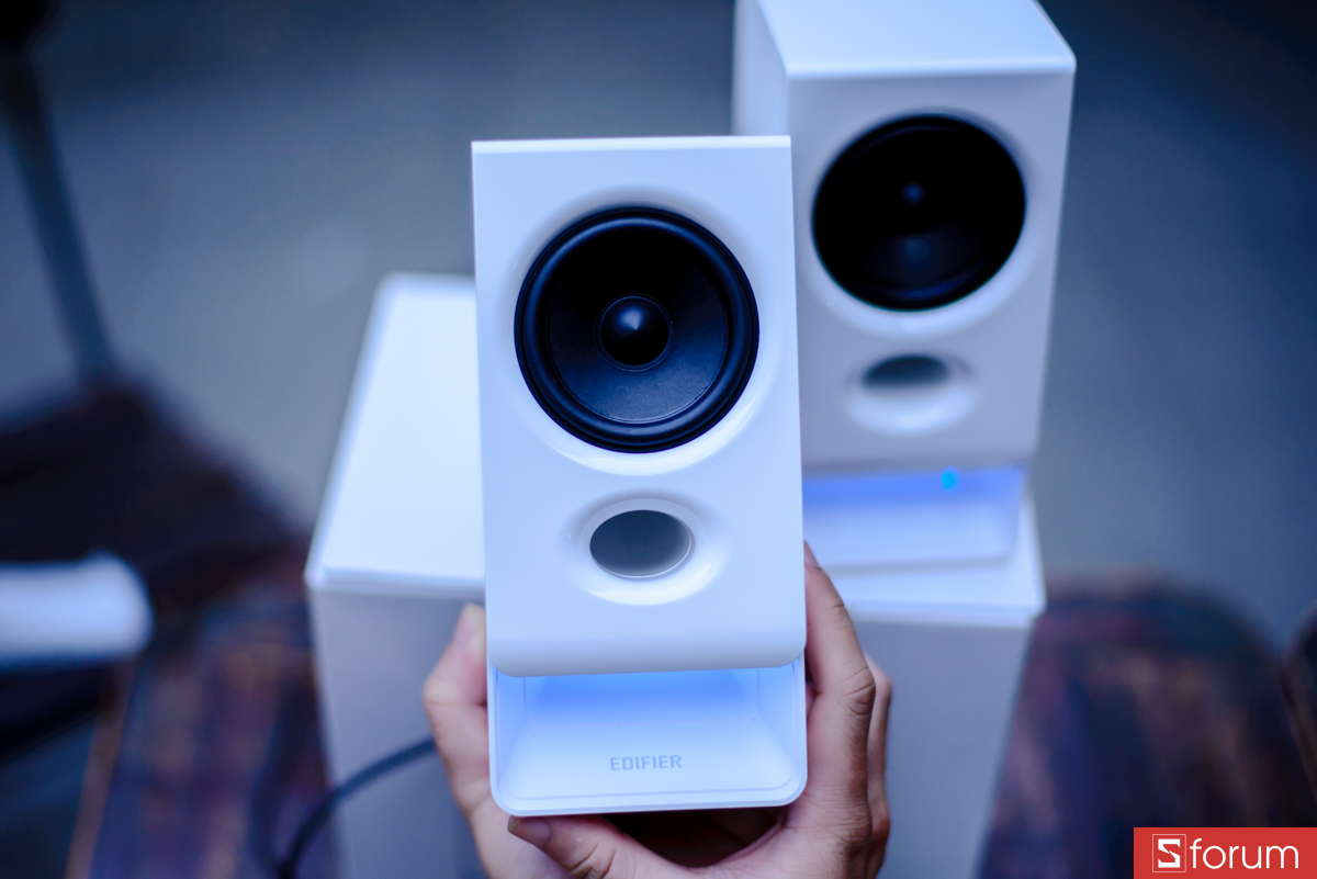 Mặt trước của loa có thiết kế khá đơn giản với driver loa chính có đường kính khoảng 3 inch